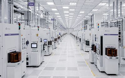 Semiconductor fabrication facility with rows of standardized production equipment